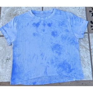Lululemon  Light Blue cropped short sleeve. Size M / L 8, 10, 12 Strech Perfect
